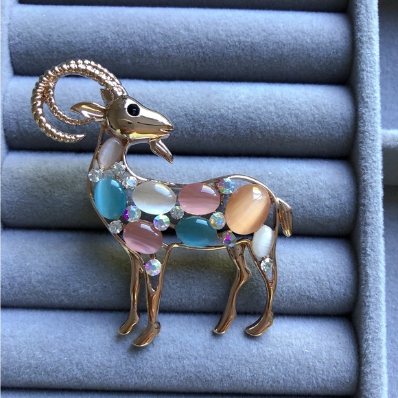 🌟🌟Gold Ram Brooch with Multicolor Gemstones - Picture 3 of 6